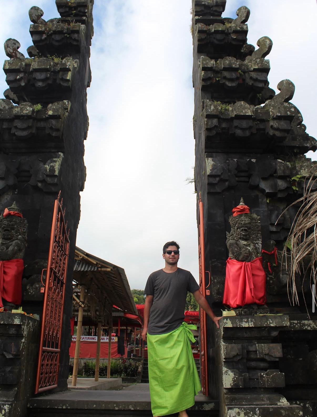 Templo balinés con puerta tradicional